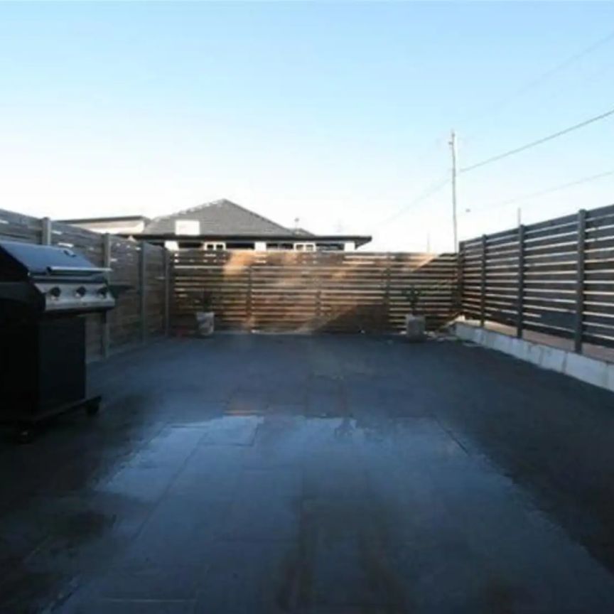 “Modern three bedroom townhouse” - Photo 1