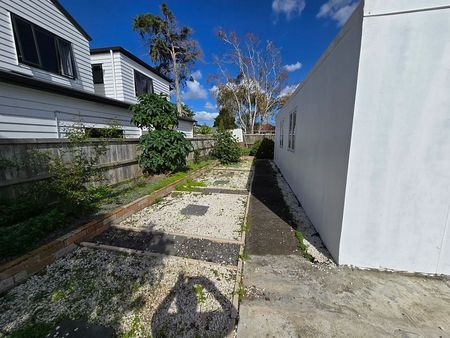 Fully fenced in the HEART OF PAPATOETOE - Photo 2