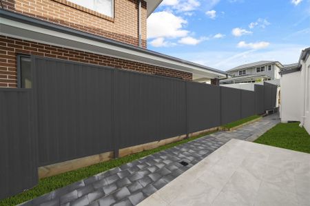 Near New Luxurious Home in Prime Location in the Beautiful Suburb of Macarthur Heights! - Photo 5