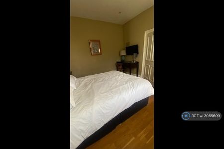 3 bedroom flat to rent - Photo 4