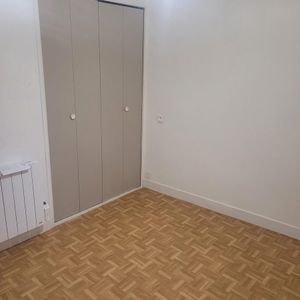 Au 1er étage sans ascenseur, un appartement comprenant: cuisine dinatoire aménagée et équipée, ... - Photo 2