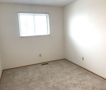 Spacious 3 Bedroom Townhouse in Glendale - Photo 3