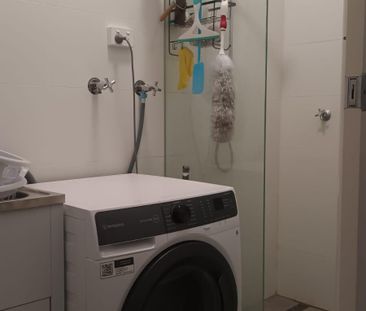 Chippendale - Photo 1