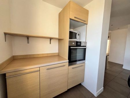 Location Appartement 3 pièces 83m² NICE 06200 - Photo 5