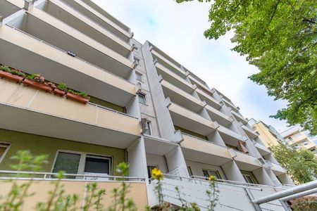 Kleine Wohnung, aber großer Balkon mit Blick ins Grüne und frisch saniert. - Photo 3