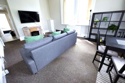 1 bedroom Flat in Springwood Road Flat 3, Leeds - Photo 1