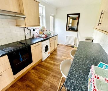 Room in a Shared House, Whatley Acenue, SW20 - Photo 3