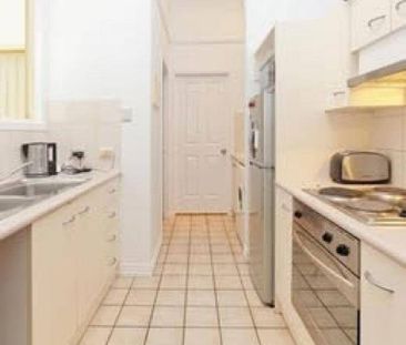 Fully Furnished 2 Bedroom Apartment in Heart of Brisbane - Photo 5