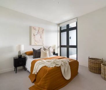 Ultra-stylish apartment in sought-after complex - 6 month lease only - Photo 5