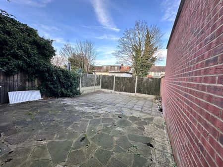 3 Bed Terraced House, Malvern Drive, IG3 - Photo 2