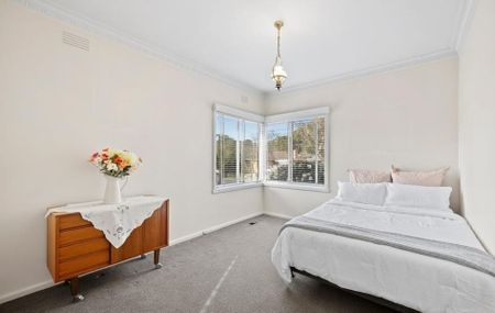 Three Bedroom Family Home - Walk to The Chase Shopping Center - Photo 3