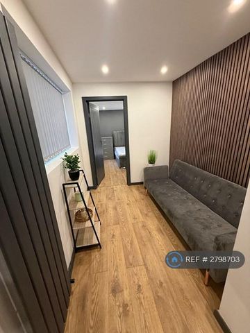 1 bedroom in a house share to rent - Photo 2