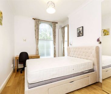 Stylish two bedroom, raised ground floor flat with a shared garden in a Prime Islington Location. - Photo 1