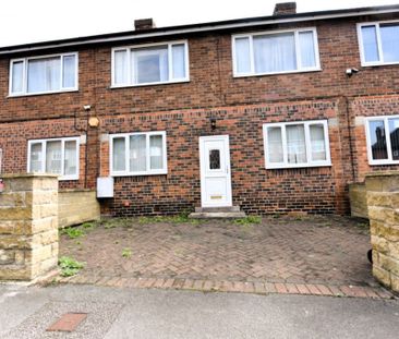 3 bedroom Flat in Lea Farm Drive, Leeds - Photo 1