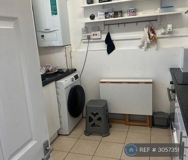 1 bedroom in a flat share to rent - Photo 3