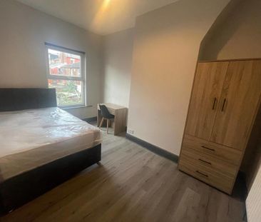 4 bedroom end of terrace house to rent - Photo 3