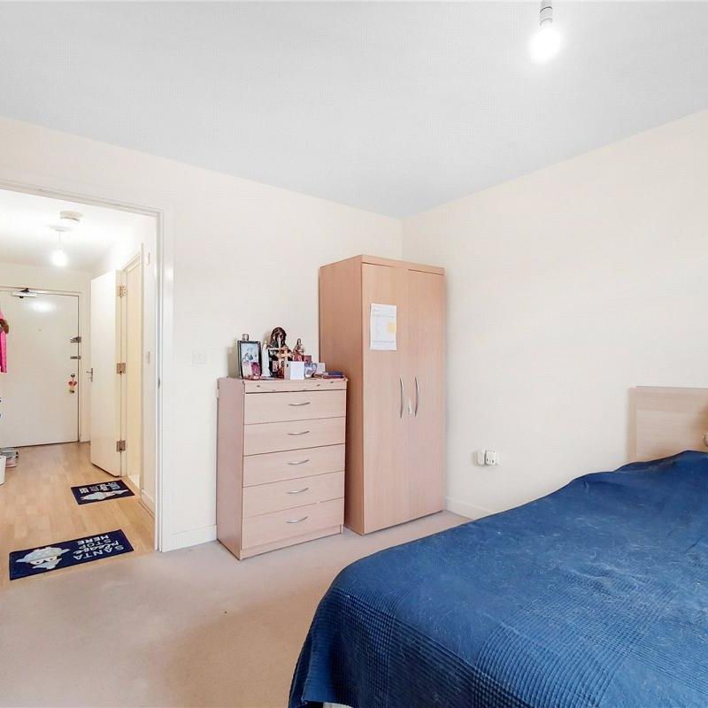 1 bedroom flat in London - Photo 1