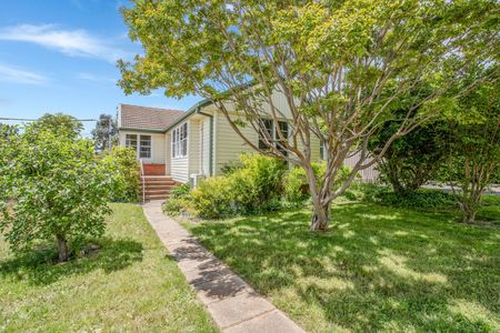 69 Stradbroke Street, Deakin ACT 2600 - House For Rent | Domain - Photo 4