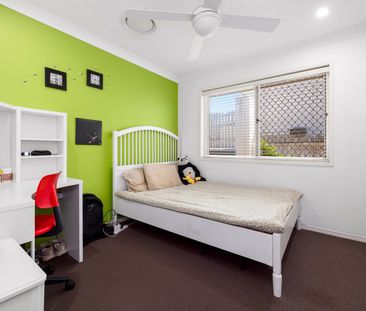 Spacious Family Home with Pool, Solar Power & Dual-Living Potential - Photo 4