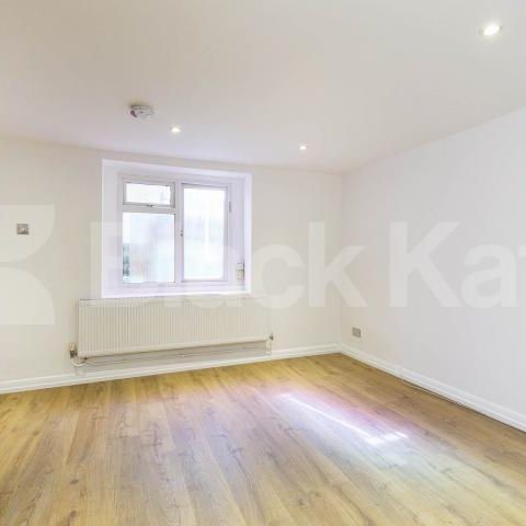 Rent includes gas electric & water - mins to tube and shops - Photo 1