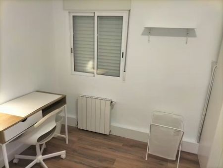 Plaça dHondures, Valencia, Valencian Community 46022 - Photo 2