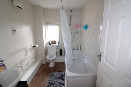 Broadlands Place, LS28 9GA - Photo 4