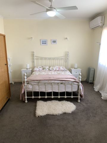 Fully furnished quaint cottage! - Photo 2