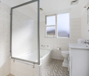 APARTMENT WITH HUGE BALCONY OVERLOOKING THE OVAL - Photo 6