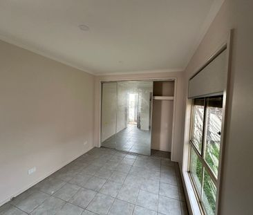 Rear bungalow in prime location-in the heart of Glenroy! - Photo 3