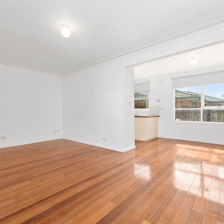 PRIME POSITION | MODERN COMFORT | FRANKSTON HIGH SCHOOL ZONE - Photo 1