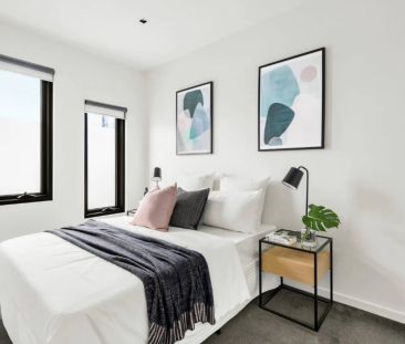 Two Storey Unit in Prime Location! - Photo 1
