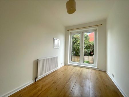 3 bedroom end of terrace house to rent - Photo 2