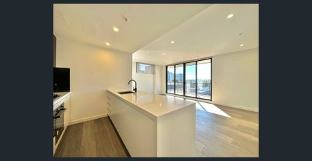 Stunning Two Bedroom Apartment Near Station with storage - Photo 5