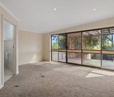 Spacious living with a pool - Photo 4