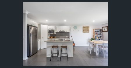 FAMILY HOME IN A SOUGHT AFTER ESTATE! - Photo 3