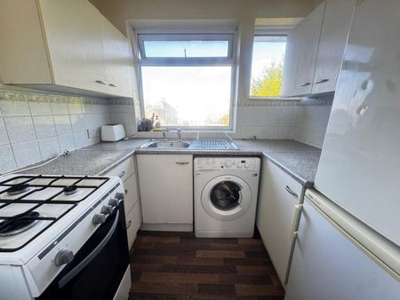 2 Bed Flat, Summit Way, SO18 - Photo 4