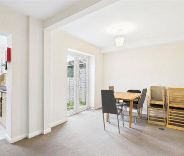 4 bedroom end of terrace house to rent - Photo 2