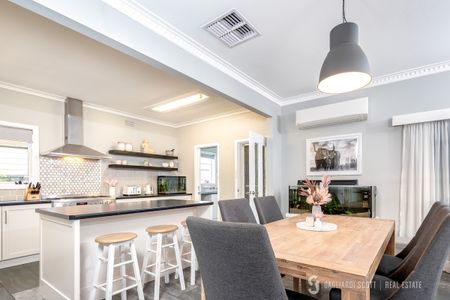 Stunning 3 Bedroom Home - Photo 5