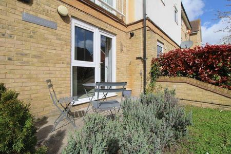 Yeoman Drive, Staines Upon Thames, TW19 - Photo 2