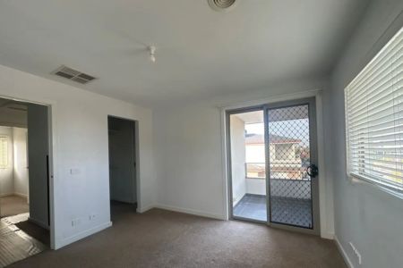 Stunning Three Bedroom Townhouse - Photo 5