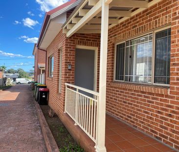 Spacious 3 Bedroom, 3 Bathroom Home Found In Quiet Block Of 4, Refu... - Photo 2