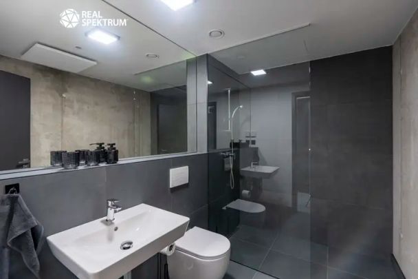 Pronájem moderního bytu 1+kk s klimatizací a lodžií 37 m - Fotografie 1