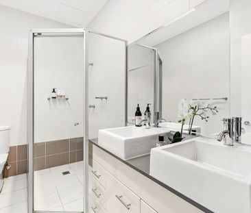 6 Month Lease ONLY - Expansive 2 Storey home with lock up garage cl... - Photo 4