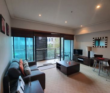 Cosy Viaduct Apartment with Carpark - Photo 6