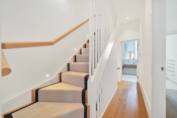 5 bedroom house in St John's Wood - Photo 1