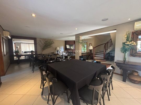 Casa em Condomínio com 3 quartos e 319m² para alugar em Três Figueiras, Porto Alegre. - Photo 1