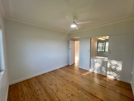 Tidy 3 Bedroom 1 Bathroom Cottage - Polished Floorboards - Great Yard Space - Photo 4