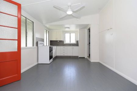 Large Renovated Fully Air Conditioned Cottage - Fully Fenced - Photo 5