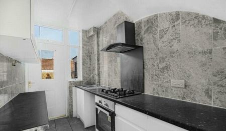 2 Bedroom Mid Terrace House to let in Bromley - Photo 3