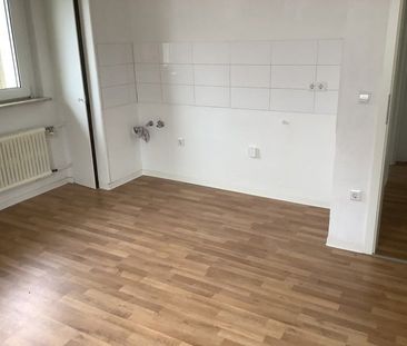 Wohnung mit modernem Wannenbad und neuer Tapezierung an den Wandflächen - Foto 5